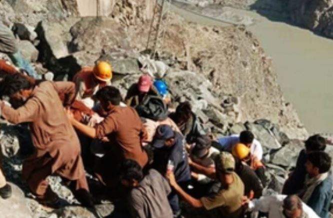 'पाकिस्तान में मजदूरों को ले जा रहा वाहन गड्ढे में गिरा, 7 की मौत | '